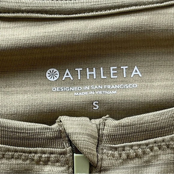 Athleta Pacifica Illume Fitted Olive Half Zip
UPF 50+ Short Sleeve Rashguard - Picture 7 of 10